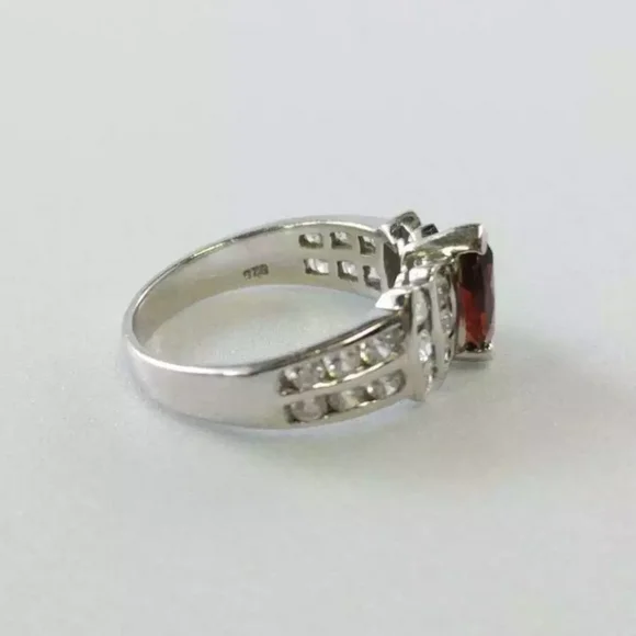 GARNET and CZ RING centerStunning GARNET and CZ stone marquise cut. 🤩.925 - Picture 3 of 6